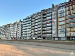 Renovatieproject op absolute topligging:
RUIM appartement met breed frontaal zeezicht, centraal gelegen op de zeedijk van Wenduine.
Dit te renoveren appartement met een gevelbreedte van maar liefst 5,70 meter, gelegen op de 5de verdieping biedt u: een ruime woonkamer met panoramisch zeezicht en balkon, ingerichte keuken, inkomhall met afzonderlijk toilet, berging, badkamer met ligbad, 2 bijzonder ruime slaapkamers met terrasje achtertaan, nieuwe cv met condensatieketel op aardgas en private berging in de kelderverdieping. Wij kunnen u, bij een bezoek aan het appartement, informeren omtrent de renovatiemogelijkheden; wij verkochten een reeds gerenoveerd appartement in dezelfde residentie. Mogelijkheid tot aankoop van een individuele garage op wandelafstand van het appartement (vraagprijs: € 47.000). Onder deze tekst bij "documenten" vindt u een grondplan. Een prachtaanbod op de zeedijk dankzij de royale oppervlakte en de uitzonderlijke gevelbreedte. (23/061)